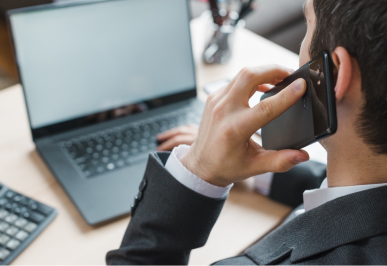 escritorio-de-oficina-con-ordenador-portatil-y-hombre-de-negocios
